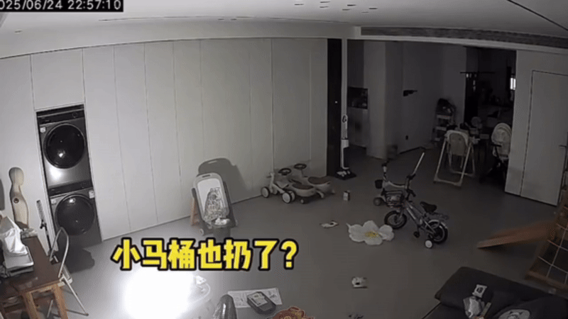 Đợi bố mẹ ngủ say, bé gái còn mặc bỉm nửa đêm bật dậy làm những việc không thể tin nổi!- Ảnh 2. Đợi bố mẹ ngủ say, bé gái còn mặc bỉm nửa đêm bật dậy làm những việc không thể tin nổi!- Ảnh 2.