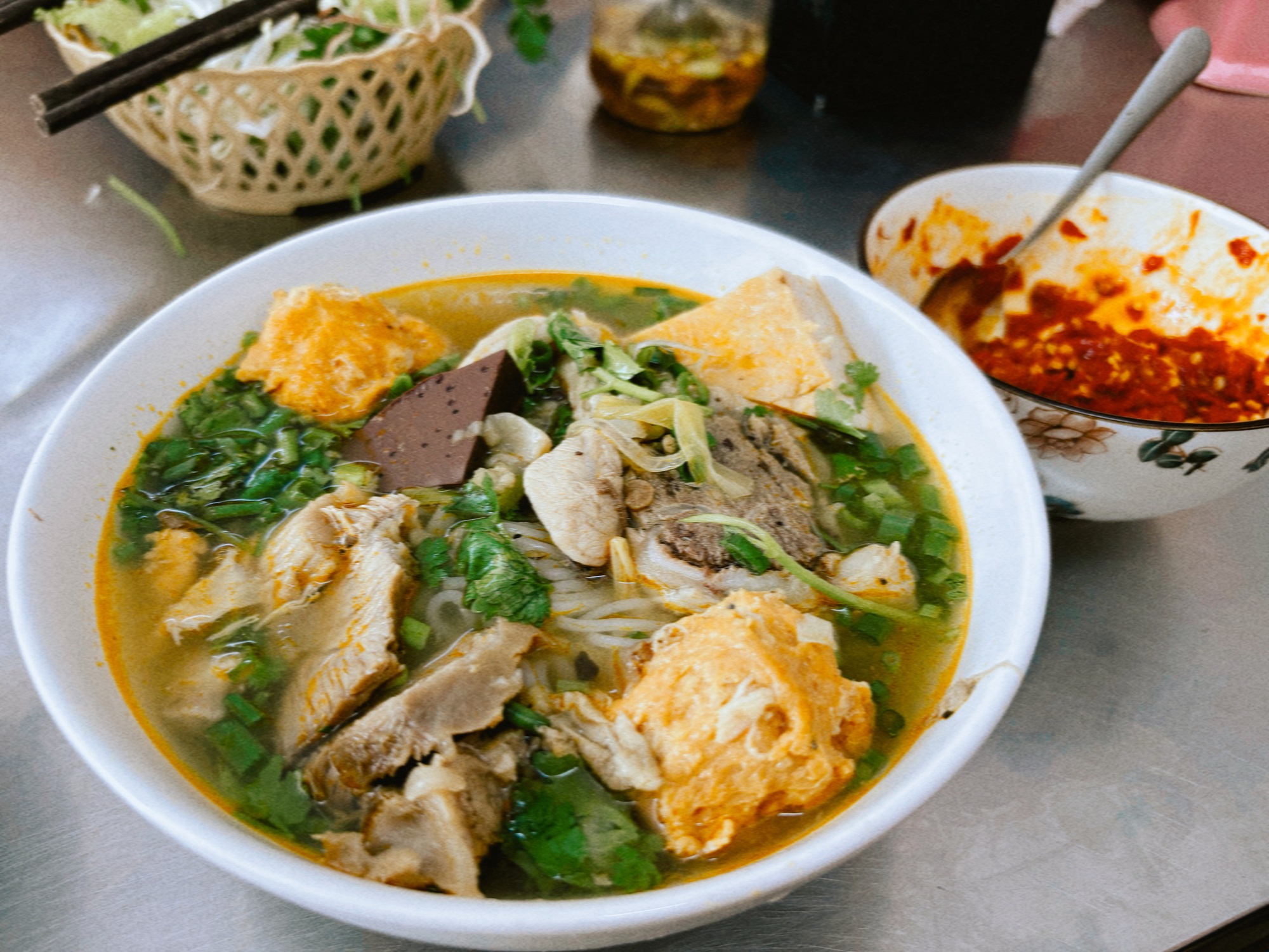 Chuyện về miếng chanh giấy cắt xéo ở Huế và lý do vì sao "đi Huế mà ăn theo review là mới biết Huế được một nửa"- Ảnh 4. Chuyện về miếng chanh giấy cắt xéo ở Huế và lý do vì sao "đi Huế mà ăn theo review là mới biết Huế được một nửa"- Ảnh 4.