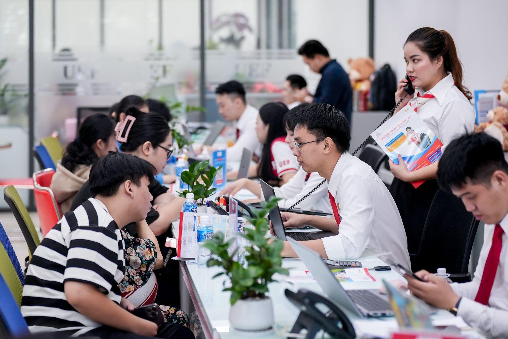 Chọn trường không chờ đến phút cuối, thí sinh, phụ huynh đến UEF ngay sau kỳ thi THPT- Ảnh 1. Chọn trường không chờ đến phút cuối, thí k+ truc tiep bong da, phụ huynh đến UEF ngay sau kỳ thi THPT- Ảnh 1.