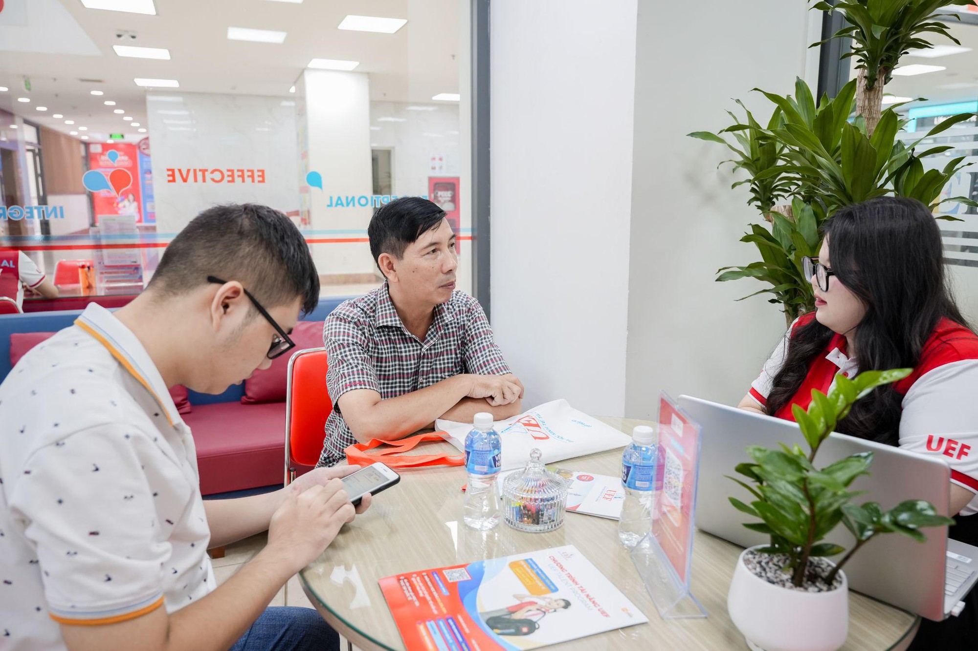 Chọn trường không chờ đến phút cuối, thí sinh, phụ huynh đến UEF ngay sau kỳ thi THPT- Ảnh 2. Chọn trường không chờ đến phút cuối, thí k+ truc tiep bong da, phụ huynh đến UEF ngay sau kỳ thi THPT- Ảnh 2.