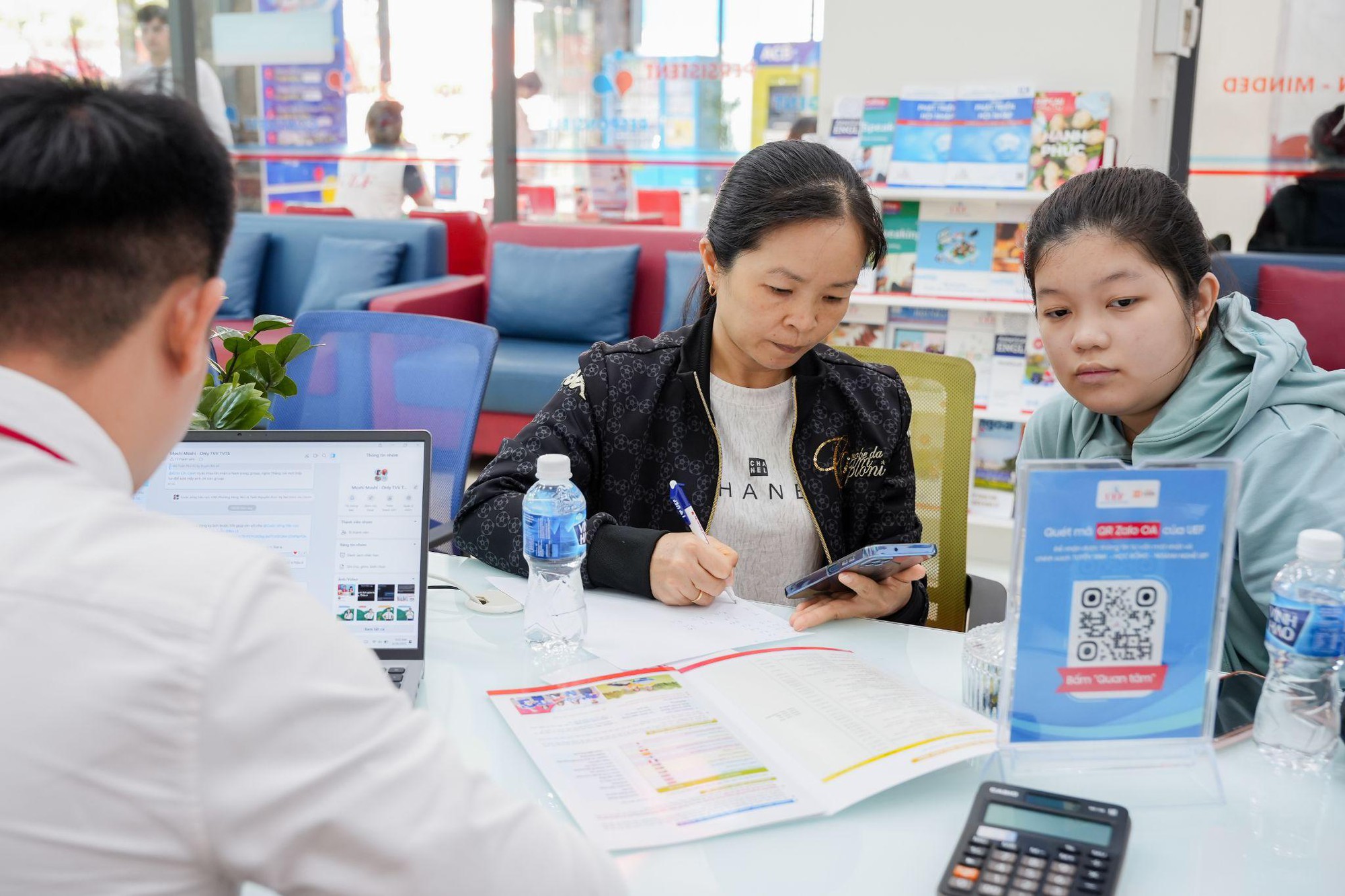Chọn trường không chờ đến phút cuối, thí sinh, phụ huynh đến UEF ngay sau kỳ thi THPT- Ảnh 3. Chọn trường không chờ đến phút cuối, thí k+ truc tiep bong da, phụ huynh đến UEF ngay sau kỳ thi THPT- Ảnh 3.