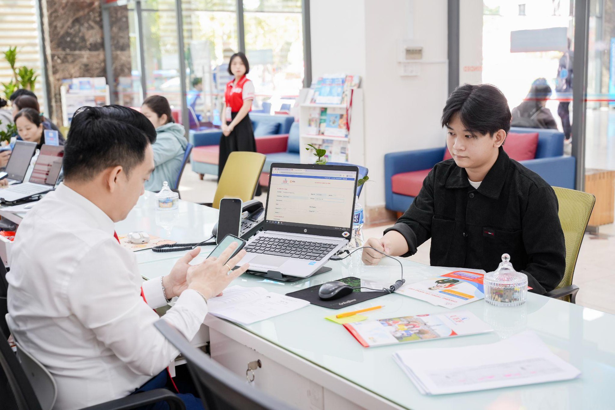 Chọn trường không chờ đến phút cuối, thí sinh, phụ huynh đến UEF ngay sau kỳ thi THPT- Ảnh 4. Chọn trường không chờ đến phút cuối, thí k+ truc tiep bong da, phụ huynh đến UEF ngay sau kỳ thi THPT- Ảnh 4.