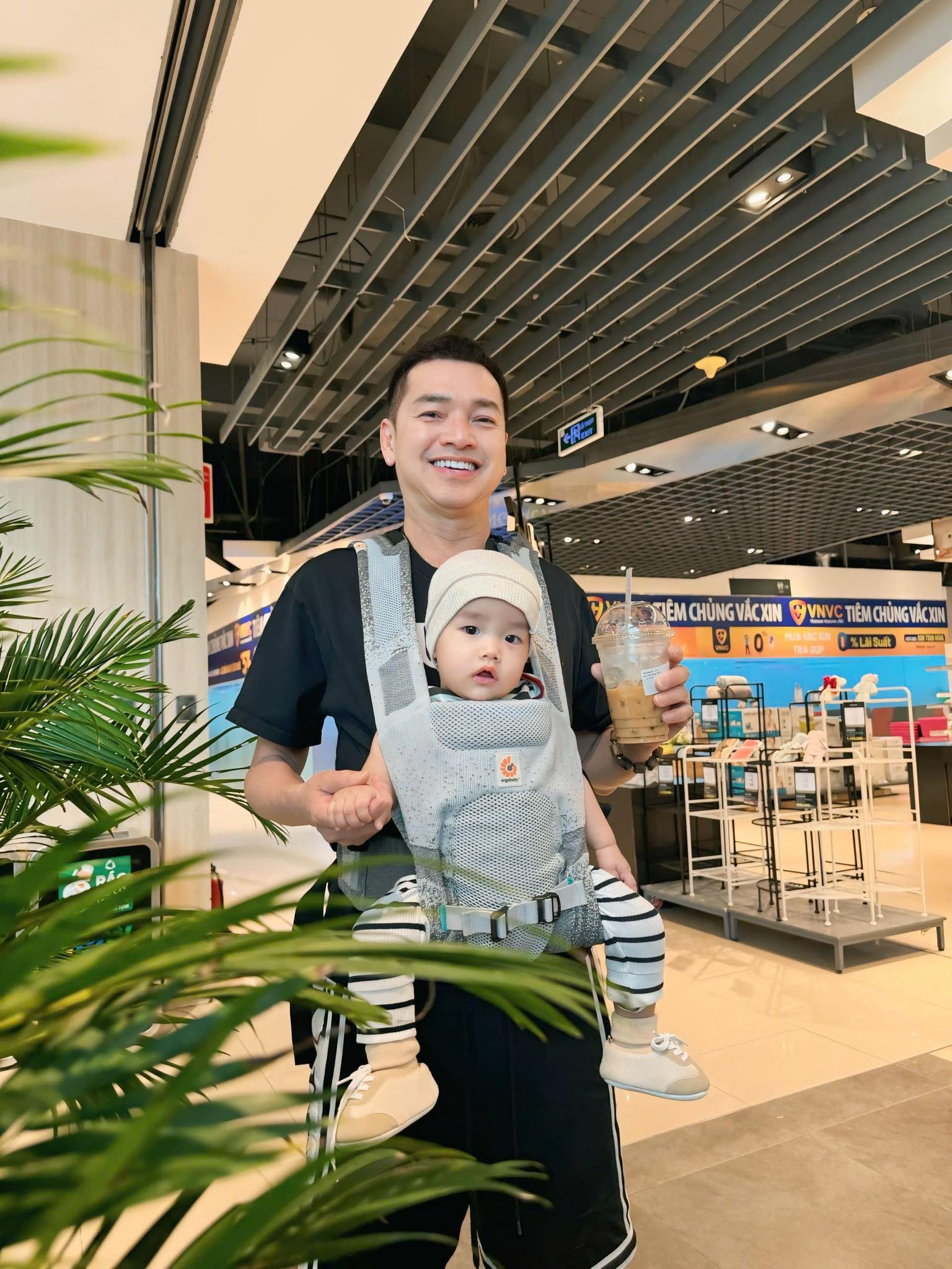 Quý tử của Quang Minh ngơ ngác vì bị ba “mắng”, sinh ra ở vạch đích nhưng không được cưng chiều- Ảnh 2. Quý tử của Quang Minh ngơ ngác vì bị ba “mắng”, sinh ra ở vạch đích nhưng không được cưng chiều- Ảnh 2.