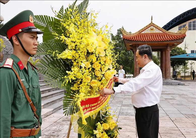Chủ tịch Quốc hội tri ân các anh hùng liệt sĩ, người có công tại tỉnh Thái Nguyên- Ảnh 3. Chủ tịch Quốc hội tri ân các anh hùng liệt sĩ, người có công tại tỉnh Thái Nguyên- Ảnh 3.