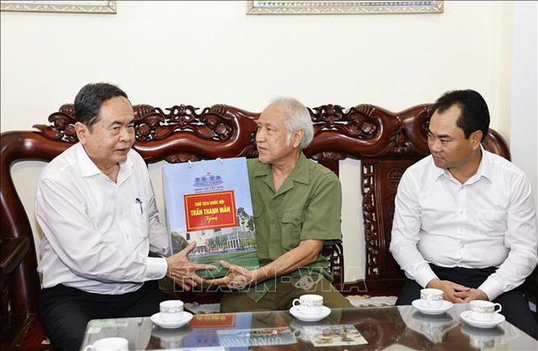 Chủ tịch Quốc hội tri ân các anh hùng liệt sĩ, người có công tại tỉnh Thái Nguyên- Ảnh 4. Chủ tịch Quốc hội tri ân các anh hùng liệt sĩ, người có công tại tỉnh Thái Nguyên- Ảnh 4.