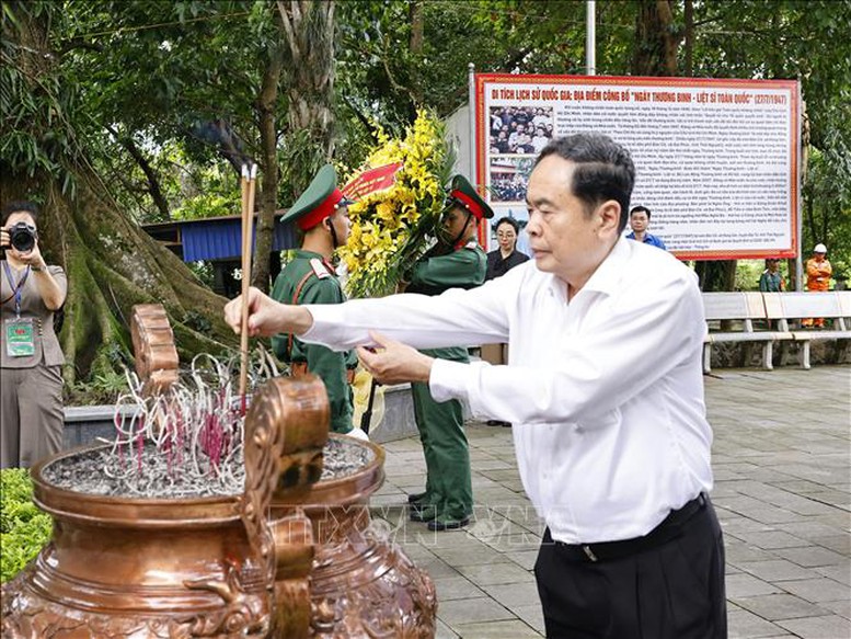 Chủ tịch Quốc hội tri ân các anh hùng liệt sĩ, người có công tại tỉnh Thái Nguyên- Ảnh 1. Chủ tịch Quốc hội tri ân các anh hùng liệt sĩ, người có công tại tỉnh Thái Nguyên- Ảnh 1.