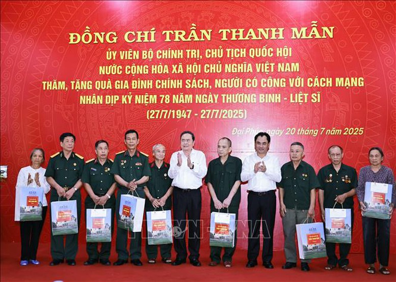 Chủ tịch Quốc hội tri ân các anh hùng liệt sĩ, người có công tại tỉnh Thái Nguyên- Ảnh 2. Chủ tịch Quốc hội tri ân các anh hùng liệt sĩ, người có công tại tỉnh Thái Nguyên- Ảnh 2.