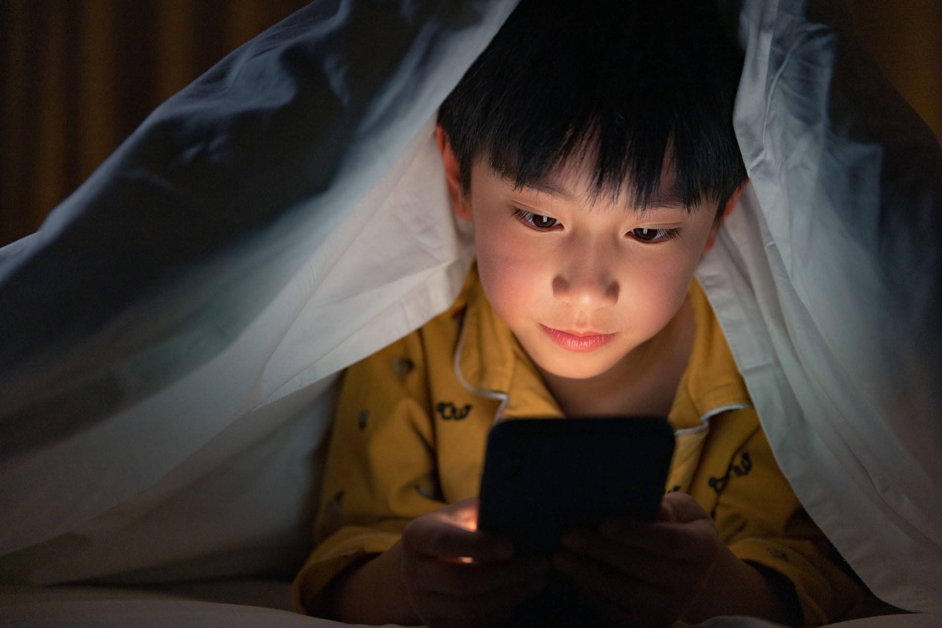 Trẻ bị cấm dùng điện thoại và trẻ được chơi điện thoại thoải mái lớn lên sẽ có 3 khác biệt vô cùng rõ ràng- Ảnh 3. Trẻ bị cấm dùng điện thoại và trẻ được chơi điện thoại thoải mái lớn lên sẽ có 3 khác biệt vô cùng rõ ràng- Ảnh 3.