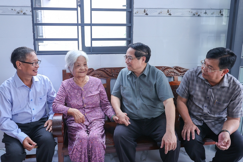 Thủ tướng tưởng niệm, tri ân các anh hùng liệt sĩ, người có công tại tỉnh An Giang- Ảnh 5. Thủ tướng tưởng niệm, tri ân các anh hùng liệt sĩ, người có công tại tỉnh An Giang- Ảnh 5.