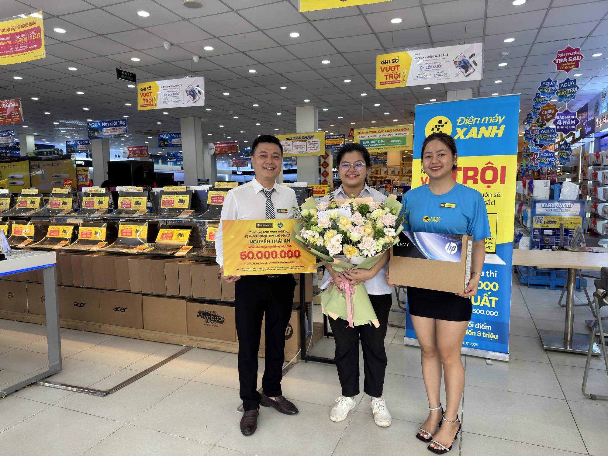Thế Giới Di Động vinh danh thành tích của thủ khoa bằng học bổng 50 triệu, tặng cả laptop AI cực thiết thực- Ảnh 2. Thế Giới nhà cái hi88 Động vinh danh thành tích của thủ khoa bằng học bổng 50 triệu, tặng cả laptop AI cực thiết thực- Ảnh 2.