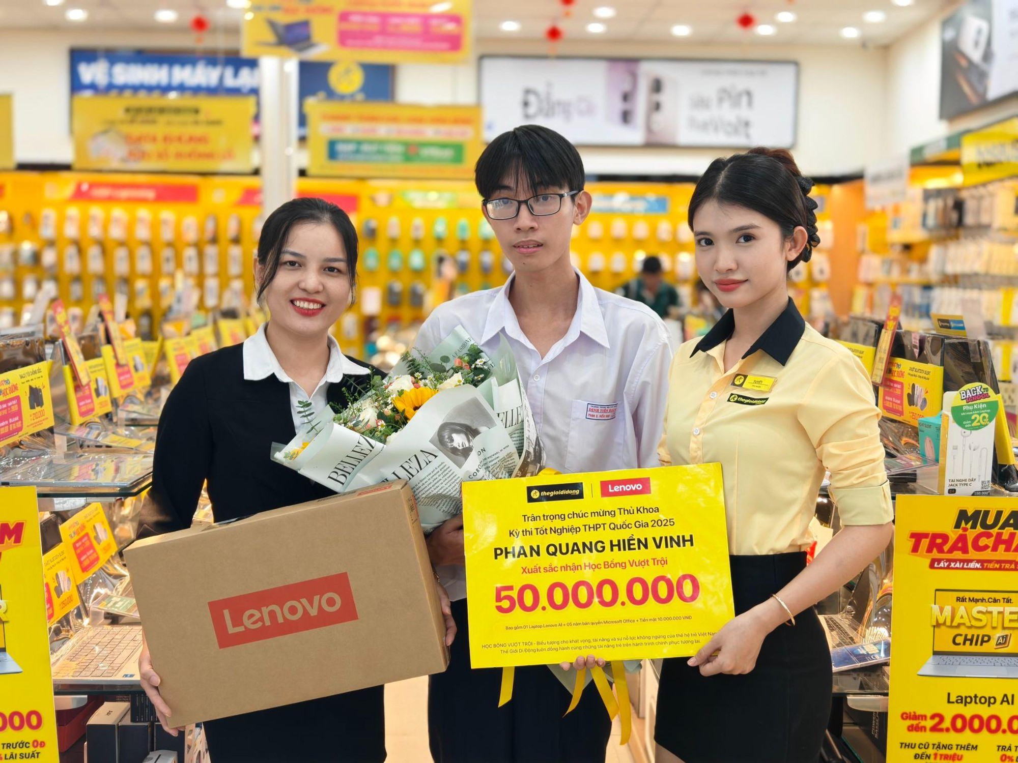 Thế Giới Di Động vinh danh thành tích của thủ khoa bằng học bổng 50 triệu, tặng cả laptop AI cực thiết thực- Ảnh 3. Thế Giới nhà cái hi88 Động vinh danh thành tích của thủ khoa bằng học bổng 50 triệu, tặng cả laptop AI cực thiết thực- Ảnh 3.