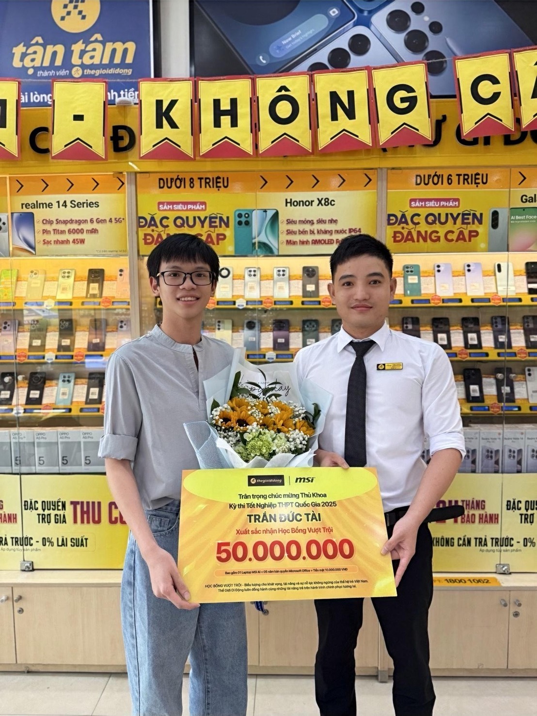 Thế Giới Di Động vinh danh thành tích của thủ khoa bằng học bổng 50 triệu, tặng cả laptop AI cực thiết thực- Ảnh 4. Thế Giới nhà cái hi88 Động vinh danh thành tích của thủ khoa bằng học bổng 50 triệu, tặng cả laptop AI cực thiết thực- Ảnh 4.