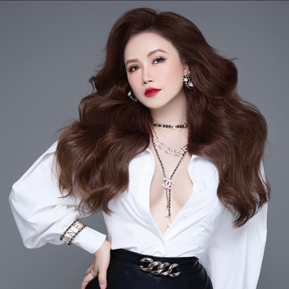 Nữ diễn viên Vbiz nói gì khi bị mỉa mai “4 đời chồng rồi còn đòi phát sáng sau ly hôn”
- Ảnh 1.