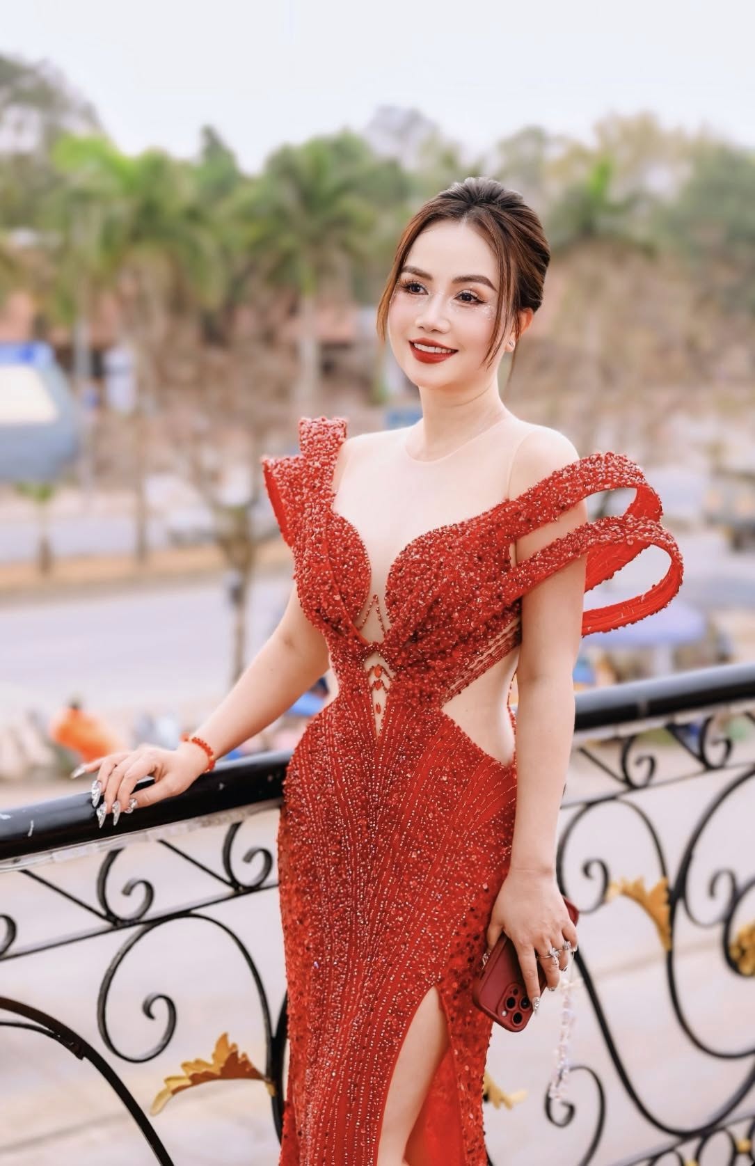 Nữ diễn viên Vbiz nói gì khi bị mỉa mai “4 đời chồng rồi còn đòi phát sáng sau ly hôn”
- Ảnh 2.