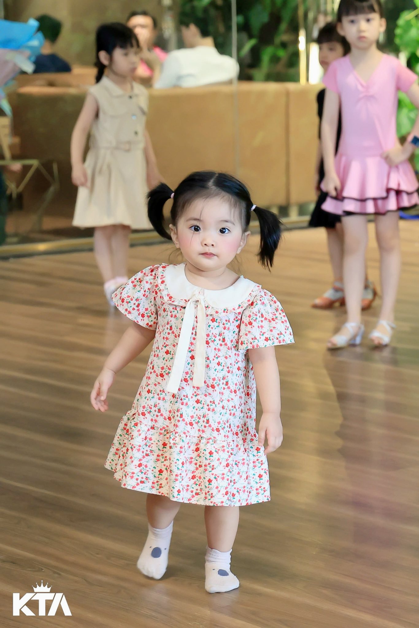 Con gái út của Khánh Thi xinh xắn như búp bê, lén làm chuyện này khi bố mẹ đi công tác nước ngoài- Ảnh 3. Con gái út của Khánh hi88 com xắn như búp bê, lén làm chuyện này khi bố mẹ đi công tác nước ngoài- Ảnh 3.