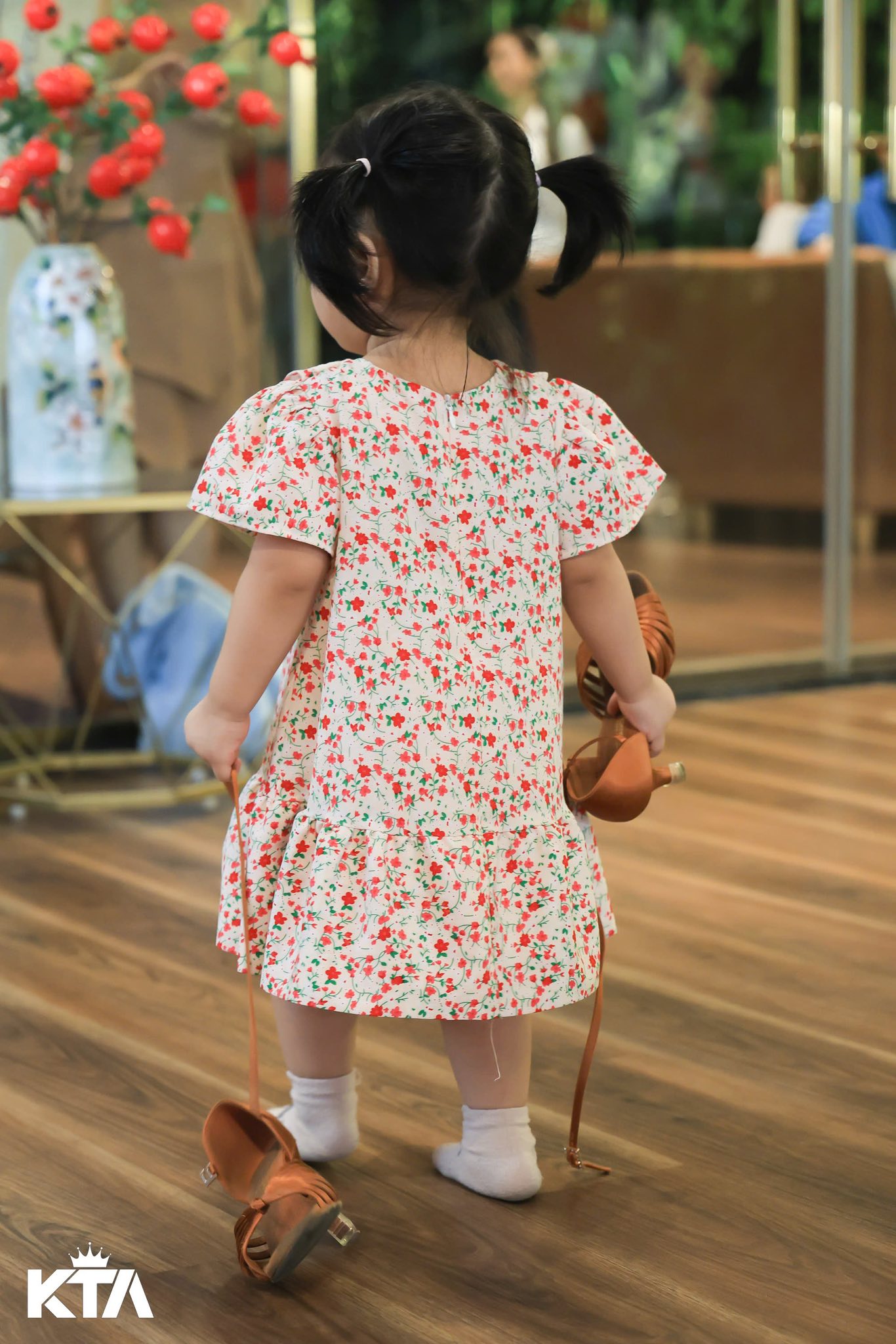Con gái út của Khánh Thi xinh xắn như búp bê, lén làm chuyện này khi bố mẹ đi công tác nước ngoài- Ảnh 4. Con gái út của Khánh hi88 com xắn như búp bê, lén làm chuyện này khi bố mẹ đi công tác nước ngoài- Ảnh 4.