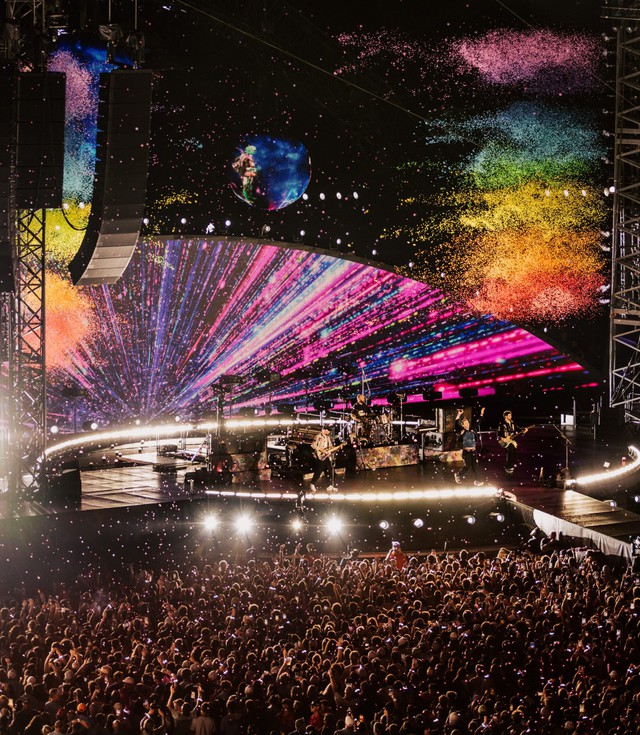 Vụ “bắt gian” tại concert Coldplay đã được tiên tri từ 9 năm trước?- Ảnh 6. Vụ “bắt gian” tại hi88. com đã được tiên tri từ 9 năm trước?- Ảnh 6.