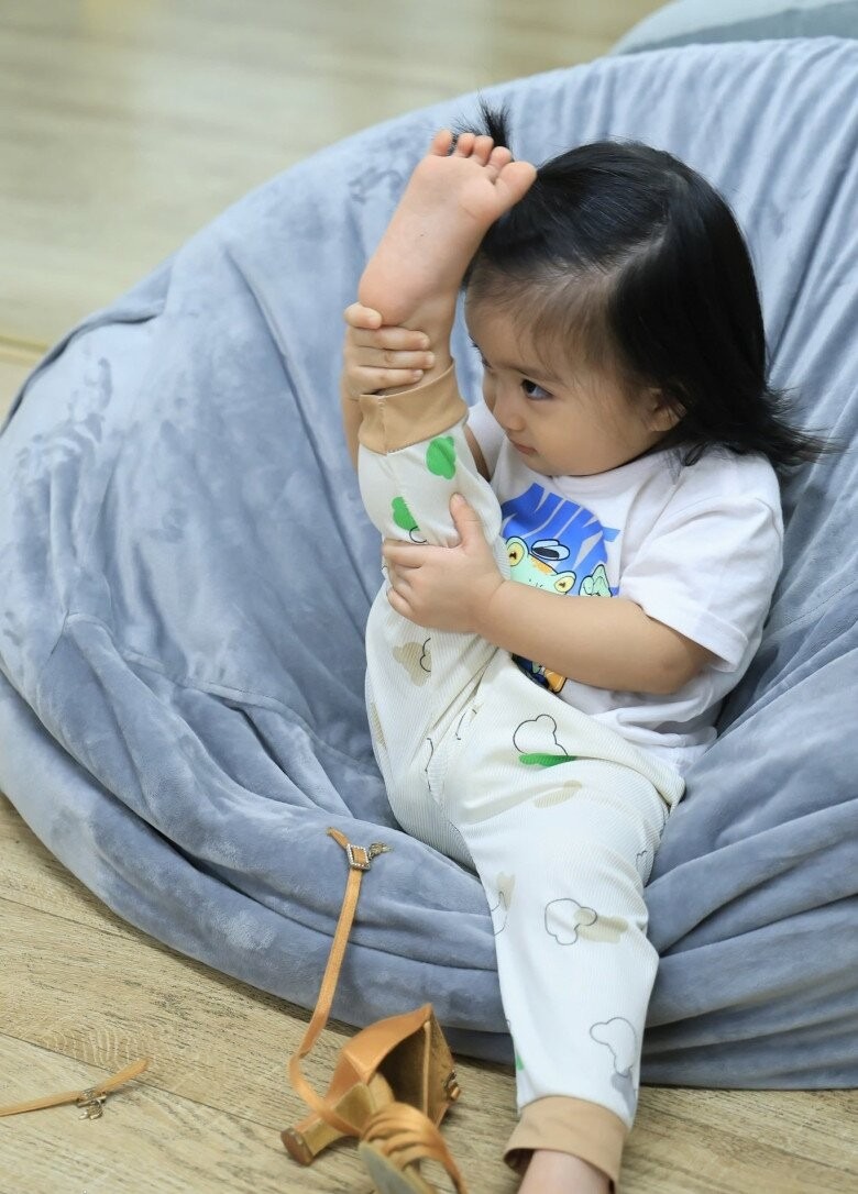 Con gái út của Khánh Thi xinh xắn như búp bê, lén làm chuyện này khi bố mẹ đi công tác nước ngoài- Ảnh 9. Con gái út của Khánh hi88 com xắn như búp bê, lén làm chuyện này khi bố mẹ đi công tác nước ngoài- Ảnh 9.