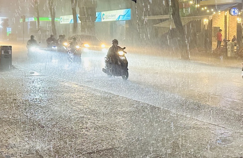 Một số khu vực trọng tâm bị ảnh hưởng bão số 3, cảnh báo nguy cơ mưa cường suất lớn- Ảnh 1. Một số khu vực trọng tâm bị ảnh hưởng bão số 3, cảnh báo nguy cơ mưa cường suất lớn- Ảnh 1.