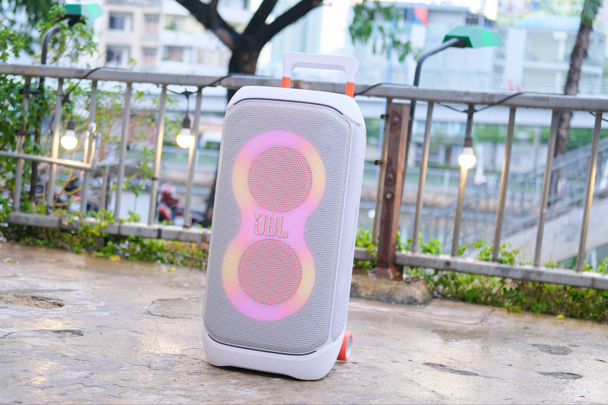 Đập hộp JBL PartyBox Stage 320 phiên bản trắng: Cú twist thời thượng cho dòng loa tiệc- Ảnh 1.