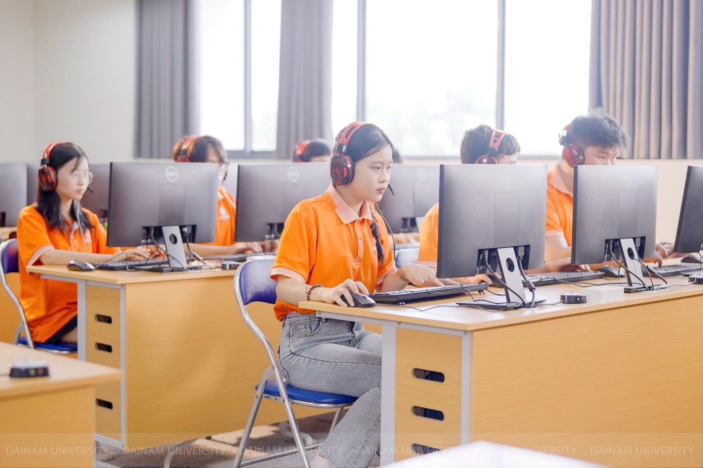 Học ra trường có việc ngay, một trường đại học bật mí “công thức”- Ảnh 1. Học ra trường có việc ngay, một trường đại học bật mí “công thức”- Ảnh 1.