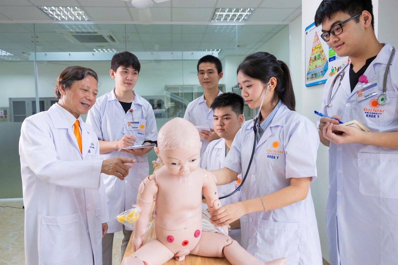 Học ra trường có việc ngay, một trường đại học bật mí “công thức”- Ảnh 3. Học ra trường có việc ngay, một trường đại học bật mí “công thức”- Ảnh 3.