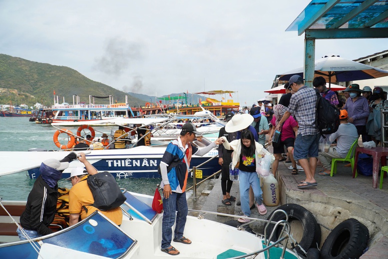 Khánh Hòa tăng cường kiểm tra hoạt động tàu du lịch tại vịnh Nha Trang- Ảnh 2. Khánh Hòa tăng cường kiểm tra hoạt động tàu du lịch tại vịnh Nha Trang- Ảnh 2.