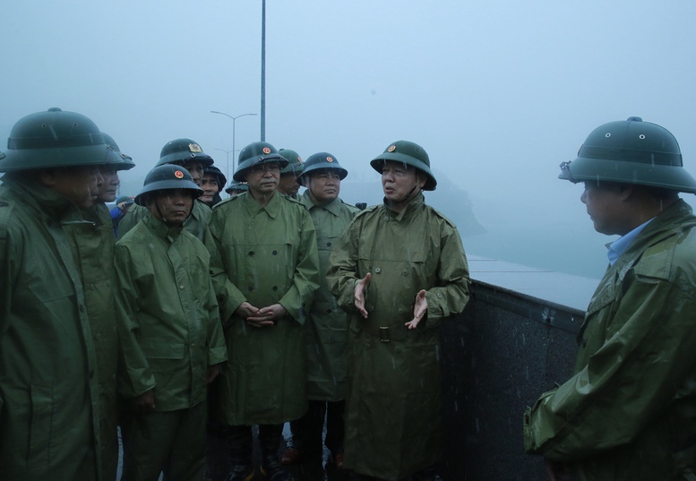 Phó Thủ tướng Trần Hồng Hà kiểm tra công tác phòng, chống bão số 3 tại các điểm xung yếu ở Thanh Hóa- Ảnh 3. Phó Thủ tướng Trần Hồng Hà kiểm tra công tác phòng, chống bão số 3 tại các điểm xung yếu ở Thanh Hóa- Ảnh 3.