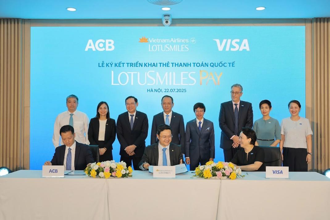 Vietnam Airlines hợp tác cùng ACB và Visa ra mắt thẻ hội viên tích hợp thanh toán Lotusmiles Pay- Ảnh 4. Vietnam Airlines hợp tác cùng ACB và Visa ra mắt thẻ hội viên tích hợp thanh toán Lotusmiles Pay- Ảnh 4.