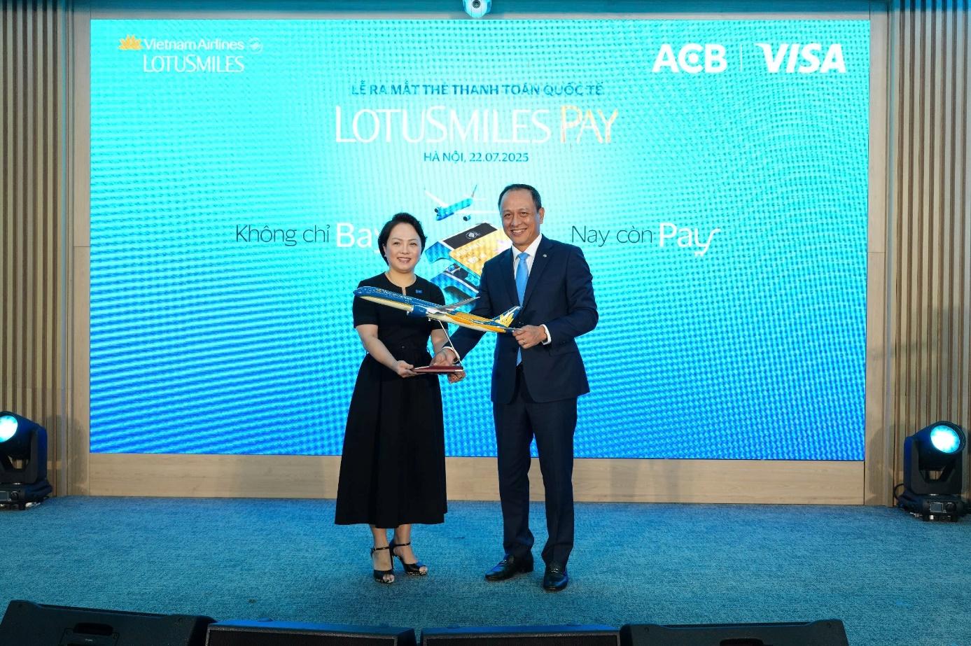 Vietnam Airlines hợp tác cùng ACB và Visa ra mắt thẻ hội viên tích hợp thanh toán Lotusmiles Pay- Ảnh 5. Vietnam Airlines hợp tác cùng ACB và Visa ra mắt thẻ hội viên tích hợp thanh toán Lotusmiles Pay- Ảnh 5.