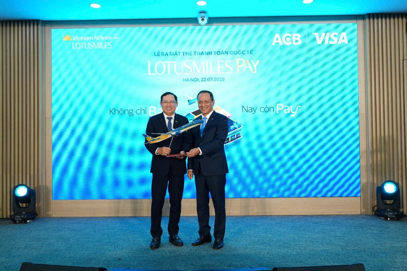 Vietnam Airlines hợp tác cùng ACB và Visa ra mắt thẻ hội viên tích hợp thanh toán Lotusmiles Pay- Ảnh 6. Vietnam Airlines hợp tác cùng ACB và Visa ra mắt thẻ hội viên tích hợp thanh toán Lotusmiles Pay- Ảnh 6.
