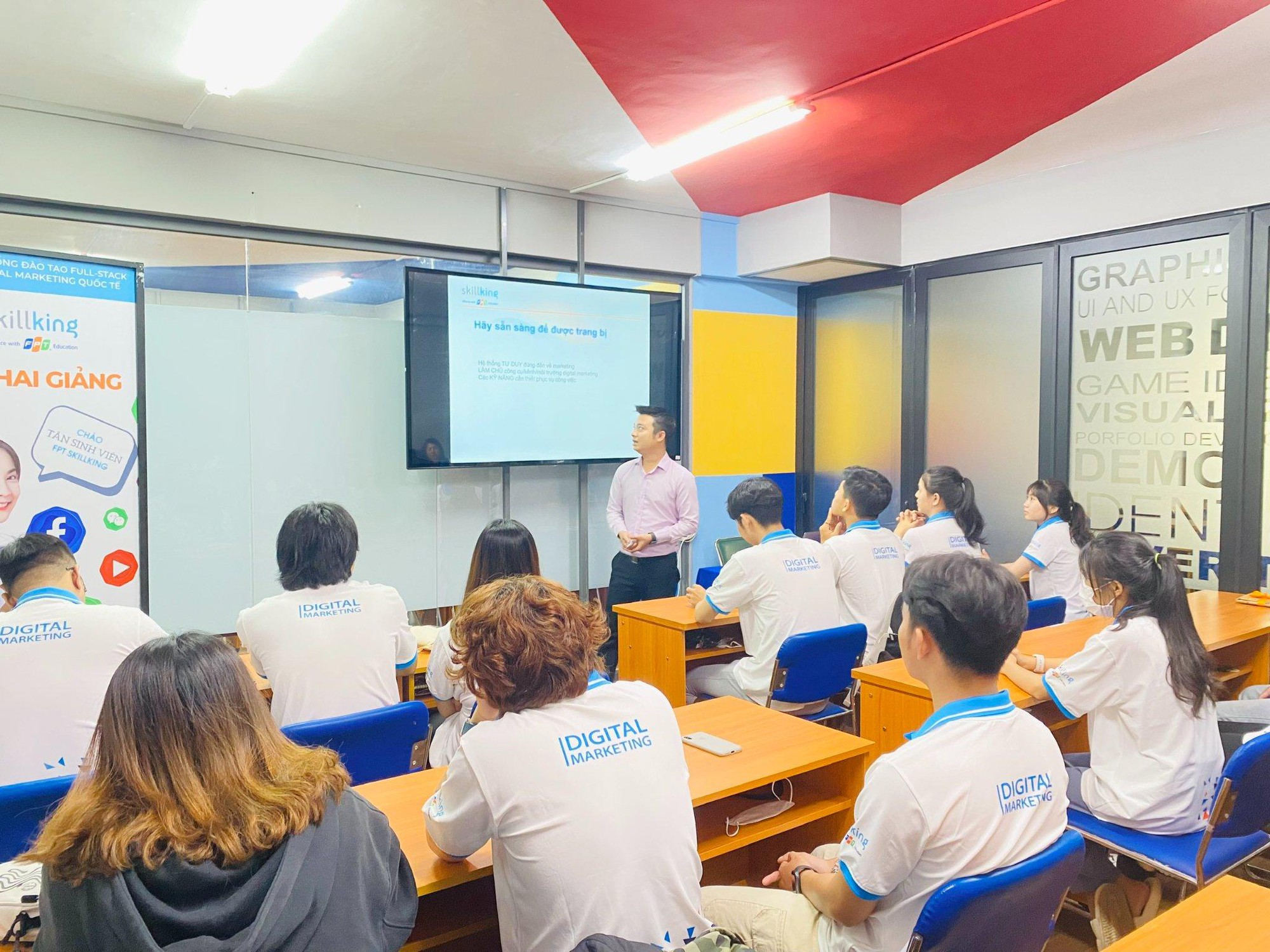 Gen Z học Digital Marketing: Hành trang nào vững vàng trong thời đại AI?- Ảnh 1. Gen Z học Digital Marketing: Hành trang nào vững vàng trong thời đại hi88.com?- Ảnh 1.