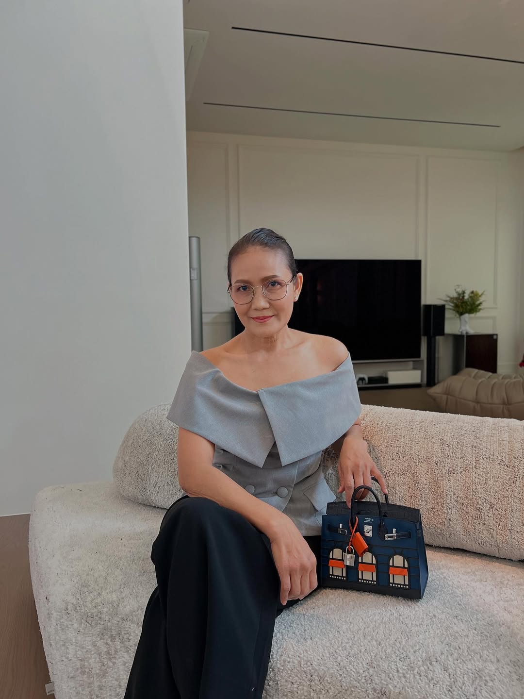Mẹ Lisa gây choáng k+ truc tiep bong da túi Hermès đắt đỏ- Ảnh 5.
