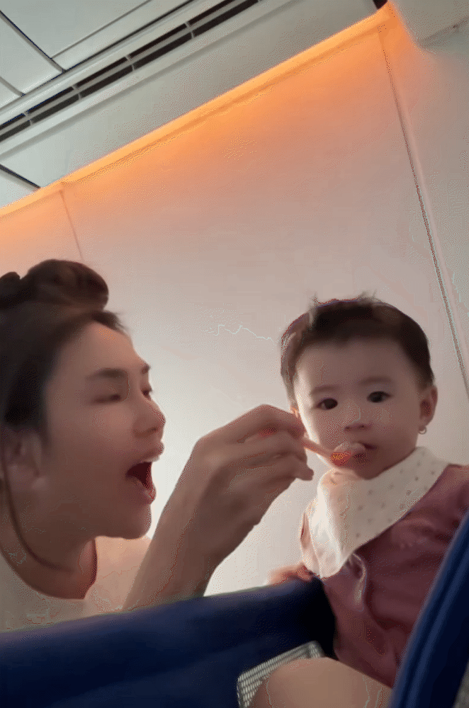 Võ Hoàng Yến chuẩn bị kỹ càng từ A-Z để đưa bé Nubi bay 18 tiếng sang Mỹ, hội mẹ bỉm soi ngay thấy chiếc thìa "quốc dân" giá chỉ 5k - Ảnh 6.