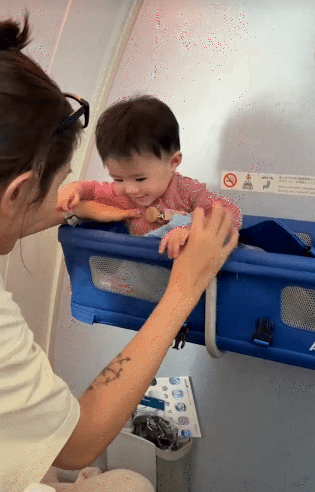 Võ Hoàng Yến chuẩn bị kỹ càng từ A-Z để đưa bé Nubi bay 18 tiếng sang Mỹ, hội mẹ bỉm soi ngay thấy chiếc thìa "quốc dân" giá chỉ 5k - Ảnh 2.