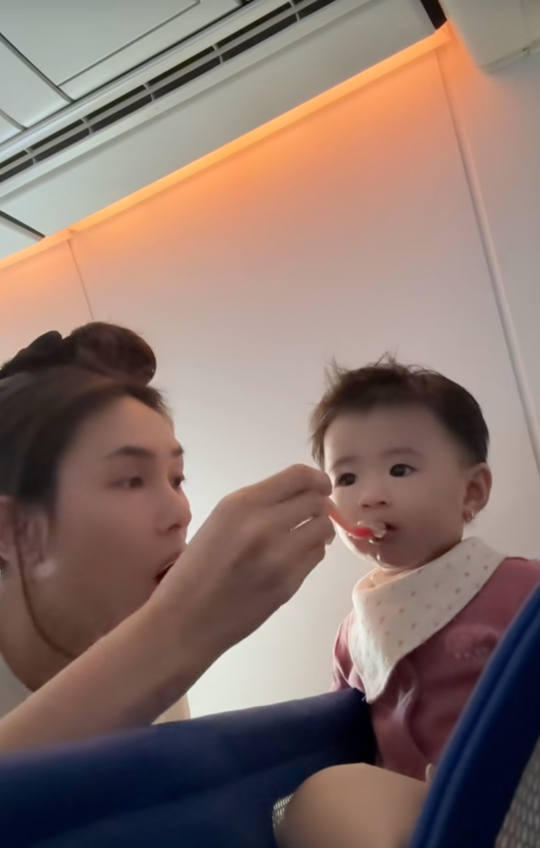 Võ Hoàng Yến chuẩn bị kỹ càng từ A-Z để đưa bé Nubi bay 18 tiếng sang Mỹ, hội mẹ bỉm soi ngay thấy chiếc thìa "quốc dân" giá chỉ 5k - Ảnh 10.