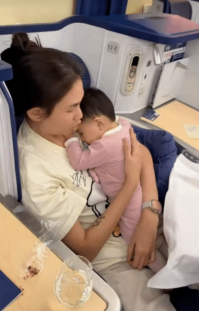 Võ Hoàng Yến chuẩn bị kỹ càng từ A-Z để đưa bé Nubi bay 18 tiếng sang Mỹ, hội mẹ bỉm soi ngay thấy chiếc thìa "quốc dân" giá chỉ 5k - Ảnh 3.