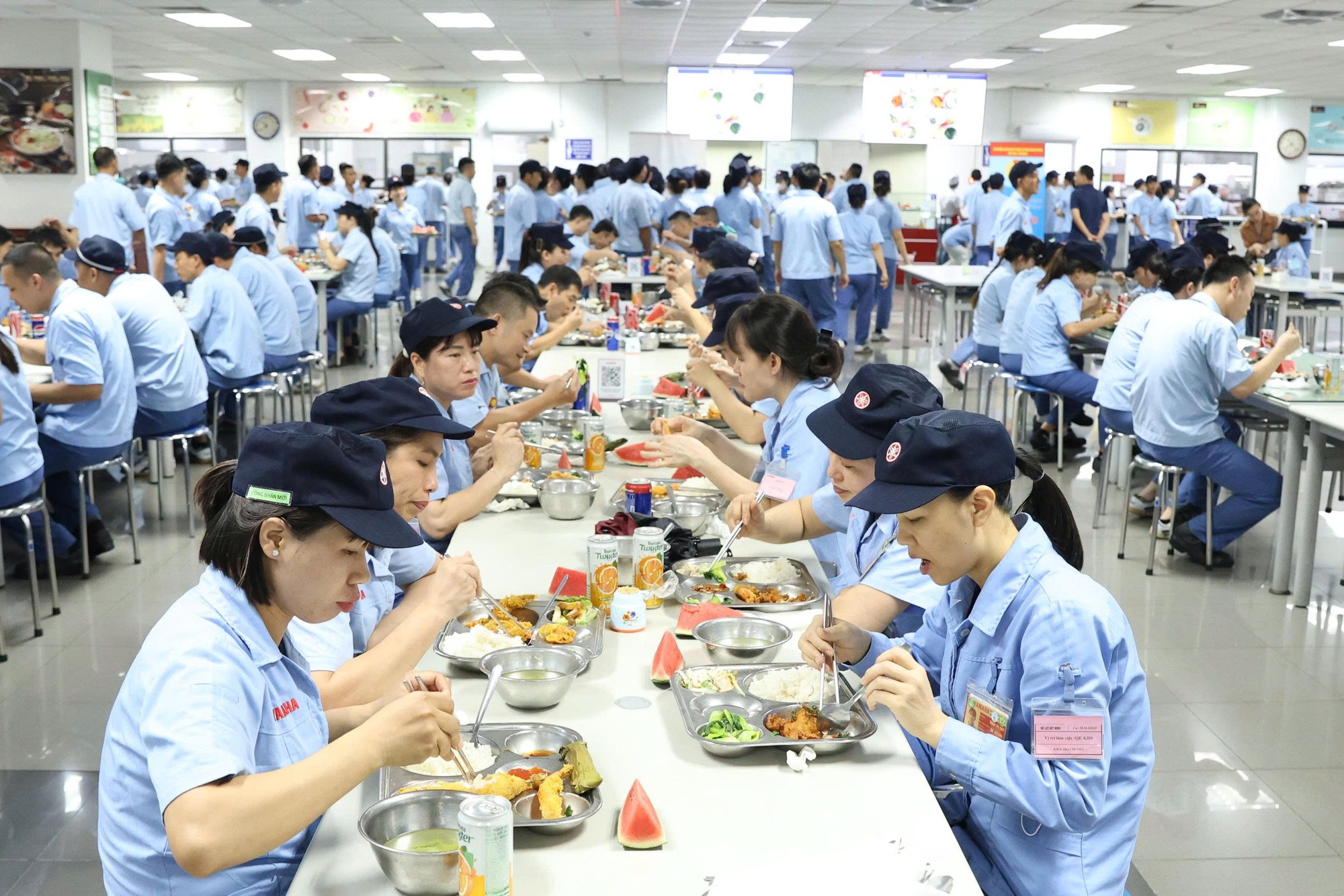 Hơn 4.000 công nhân tham gia 'Bữa cơm Công đoàn'- Ảnh 1. Hơn 4.000 công nhân tham gia 'Bữa cơm Công đoàn'- Ảnh 1.