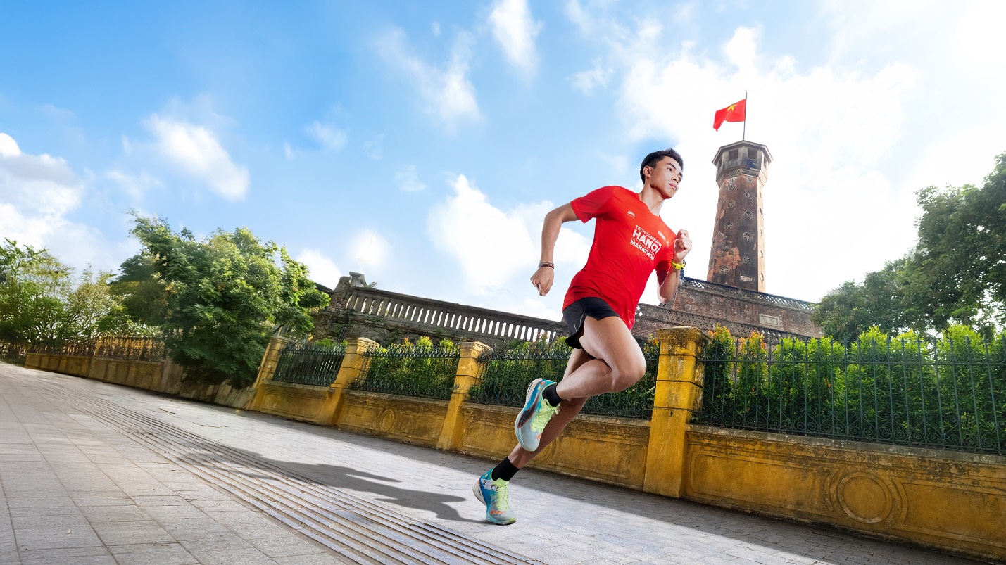 Sắp diễn ra Giải Marathon Quốc tế Hà Nội Techcombank mùa thứ 4 với thông điệp vì một “Việt Nam mới”- Ảnh 1. A person running on a road AI-generated content may be incorrect.