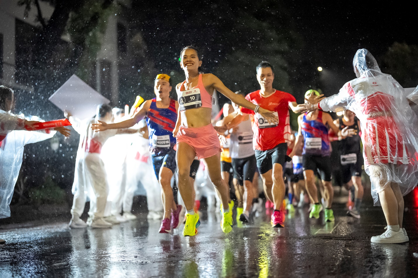 Sắp diễn ra Giải Marathon Quốc tế Hà Nội Techcombank mùa thứ 4 với thông điệp vì một “Việt Nam mới”- Ảnh 2. A group of people running in a marathon AI-generated content may be incorrect.