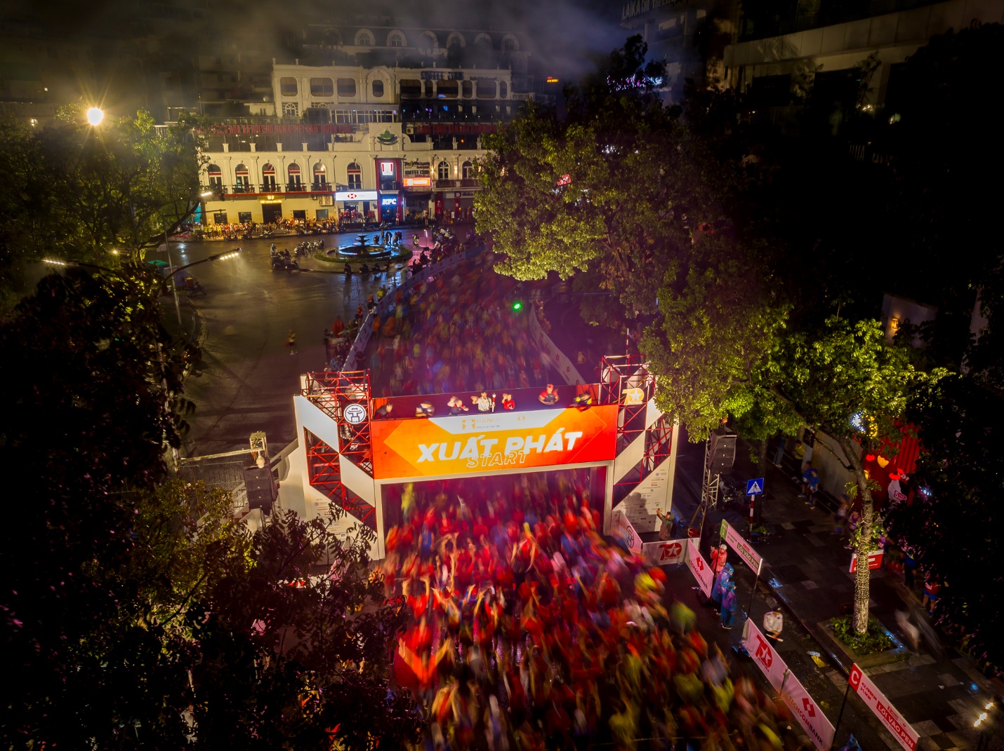 Sắp diễn ra Giải Marathon Quốc tế Hà Nội Techcombank mùa thứ 4 với thông điệp vì một “Việt Nam mới”- Ảnh 3. A crowd of people in a street AI-generated content may be incorrect.