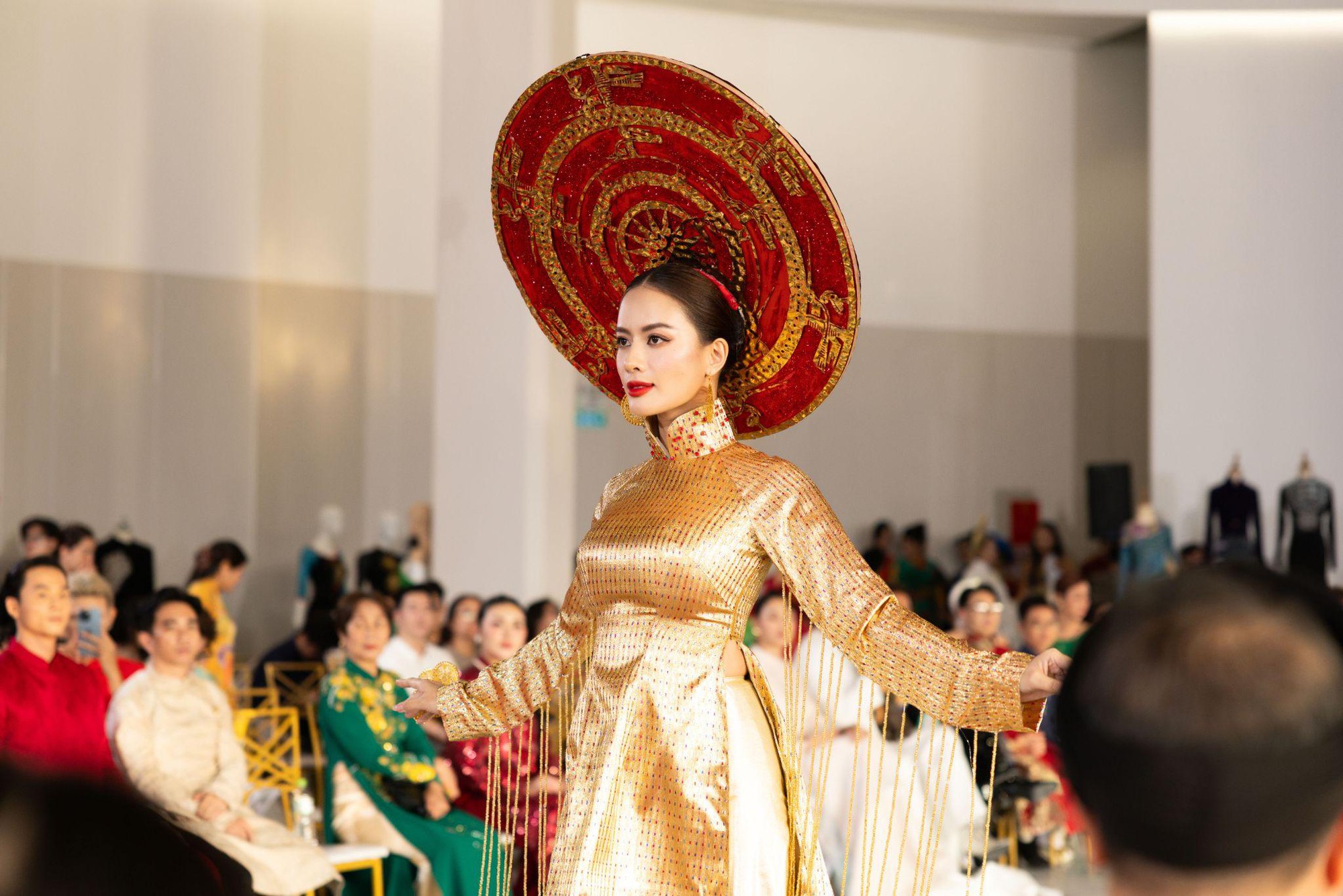Như Vân - Hương Ly - Phương Linh đọ sắc trên sàn diễn khởi động “Vietnam Heritage Áo Dài Fest”- Ảnh 6. Như Vân - Hương Ly - Phương Linh đọ sắc trên sàn diễn khởi động “Vietnam Heritage Áo Dài Fest”- Ảnh 6.