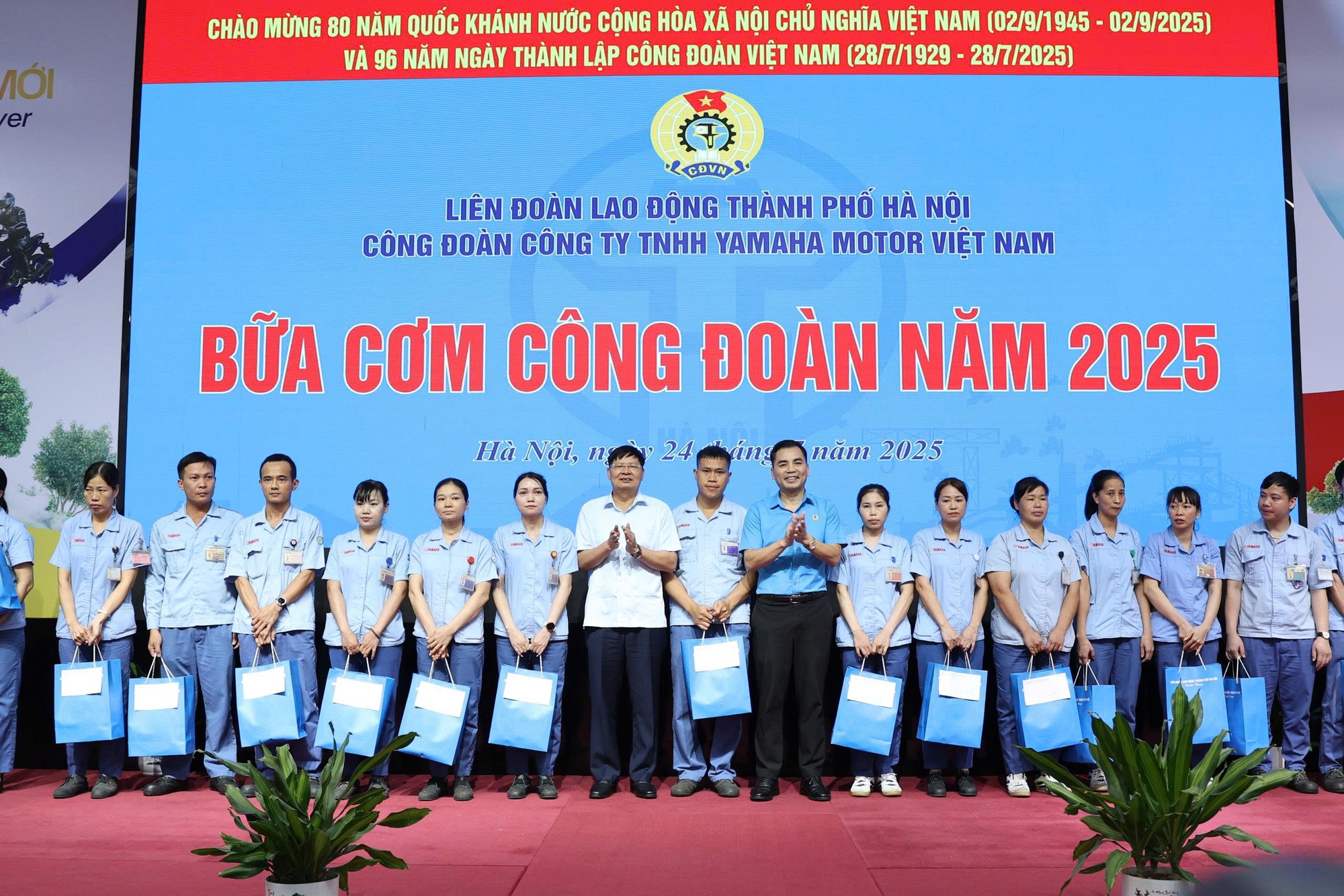 Hơn 4.000 công nhân tham gia 'Bữa cơm Công đoàn'- Ảnh 2. Hơn 4.000 công nhân tham gia 'Bữa cơm Công đoàn'- Ảnh 2.