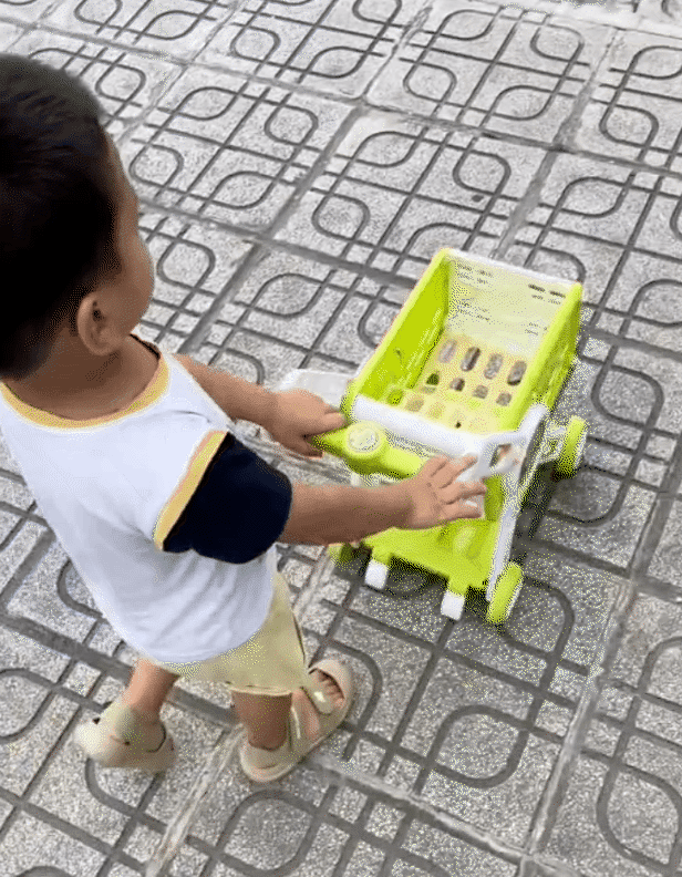 M&oacute;n đồ chơi chỉ hơn 100k, c&aacute;c b&eacute; vừa học vừa chơi, m&agrave; vẫn biết phụ gi&uacute;p bố mẹ, mẹ bỉm lại được dịp "nh&agrave;n c&aacute;i th&acirc;n"- Ảnh 1.