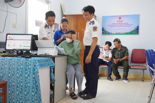 Hải đoàn 21 phối hợp triển khai dịch vụ công trực tuyến
tại xã Tam Hải - góp phần lan tỏa sức trẻ và tinh thần tình nguyện
- Ảnh 2. Hải đoàn 21 phối hợp triển khai dịch vụ công trực tuyến
tại xã Tam Hải - góp phần lan tỏa sức trẻ và tinh thần tình nguyện
- Ảnh 2.