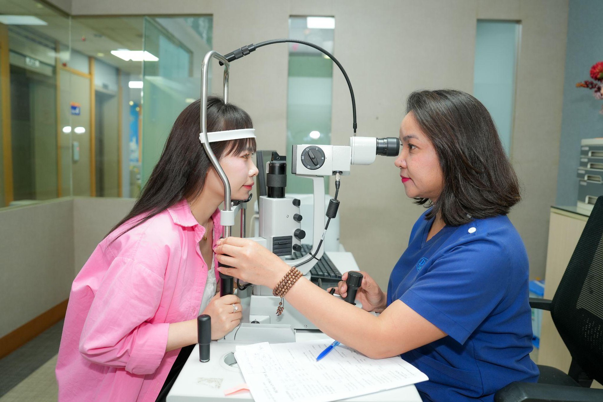 Hành trình vượt qua nỗi sợ mổ cận của nữ văn phòng: Thu nhập tăng nhiều lần sau khi tháo kính- Ảnh 1. Hành trình vượt qua nỗi sợ mổ cận của nữ văn phòng: Thu nhập tăng nhiều lần sau truc tiep bong da keo nha cai tháo kính- Ảnh 1.