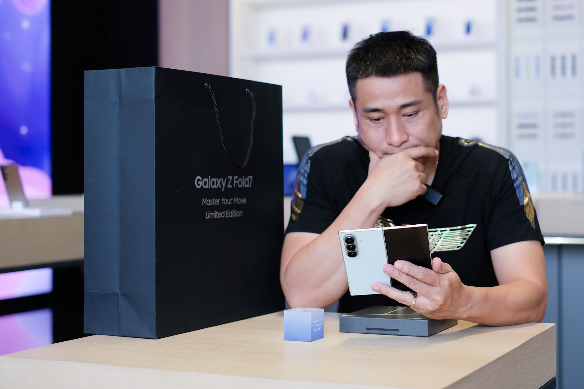 ‘Không còn cảm giác đánh đổi’: Người dùng mạnh tay ‘chốt đơn’ Galaxy Z Fold7 và Z Flip7 trong ngày mở bán sớm- Ảnh 3. ‘Không còn cảm giác đánh đổi’: Người dùng mạnh tay ‘chốt đơn’ Galaxy Z Fold7 và Z Flip7 trong ngày mở bán sớm- Ảnh 3.