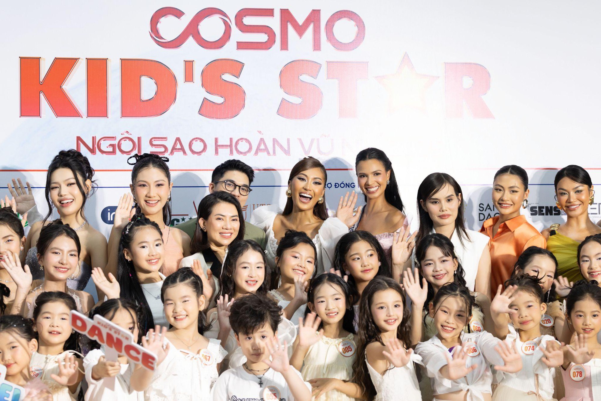 Trần Thị Ngọc Mai và Vũ Bá Minh Đăng xuất sắc giành quán quân Cosmo Kid's Star - Ngôi sao Hoàn vũ nhí 2025- Ảnh 1. Trần Thị Ngọc Mai và Vũ Bá Minh Đăng xuất sắc giành quán quân Cosmo Kid's Star - Ngôi sao Hoàn vũ nhí 2025- Ảnh 1.