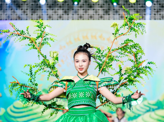 Vietnam Iconic Runway - Trạm Di Sản: Em Tây Bắc 2 quy tụ hơn 100 mẫu nhí trình diễn văn hoá vùng cao- Ảnh 2. Vietnam Iconic Runway - Trạm Di Sản: Em Tây Bắc 2 quy tụ hơn 100 mẫu nhí trình diễn văn hoá vùng cao- Ảnh 2.