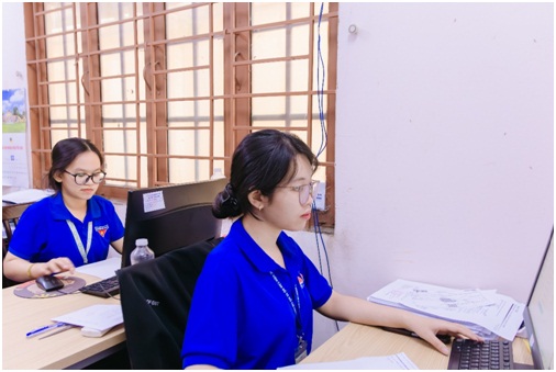 Các chiến sĩ tình nguyện Mùa hè xanh Đội hình Hỗ trợ tư pháp của Học viện Cán bộ TP. Hồ Chí Minh thực hiện nhiệm vụ. Các chiến sĩ tình nguyện Mùa hè xanh Đội hình Hỗ trợ tư pháp của Học viện Cán bộ TP. Hồ Chí Minh thực hiện nhiệm vụ.